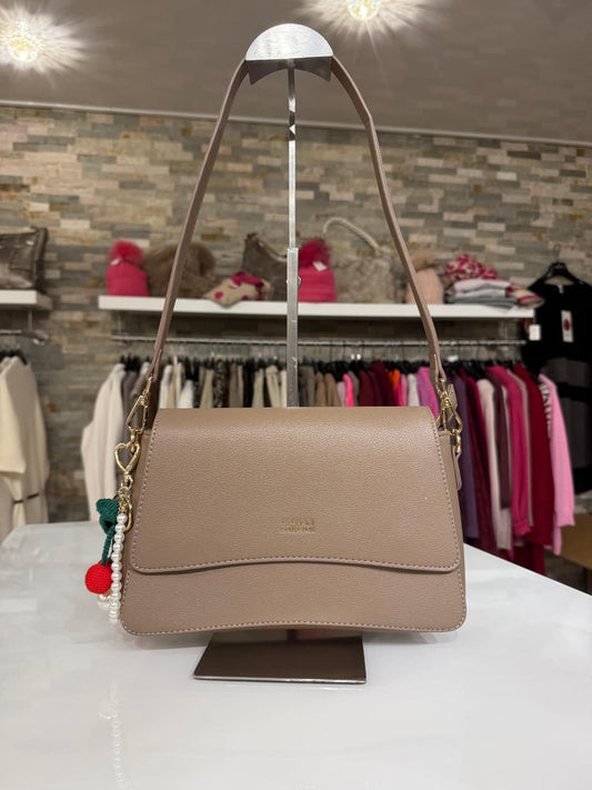 Elegante Schultertasche mit Charm-Detail - Lalu-boutique